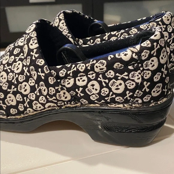 BOC Skull & crossbones clogs - Picture 3 of 4